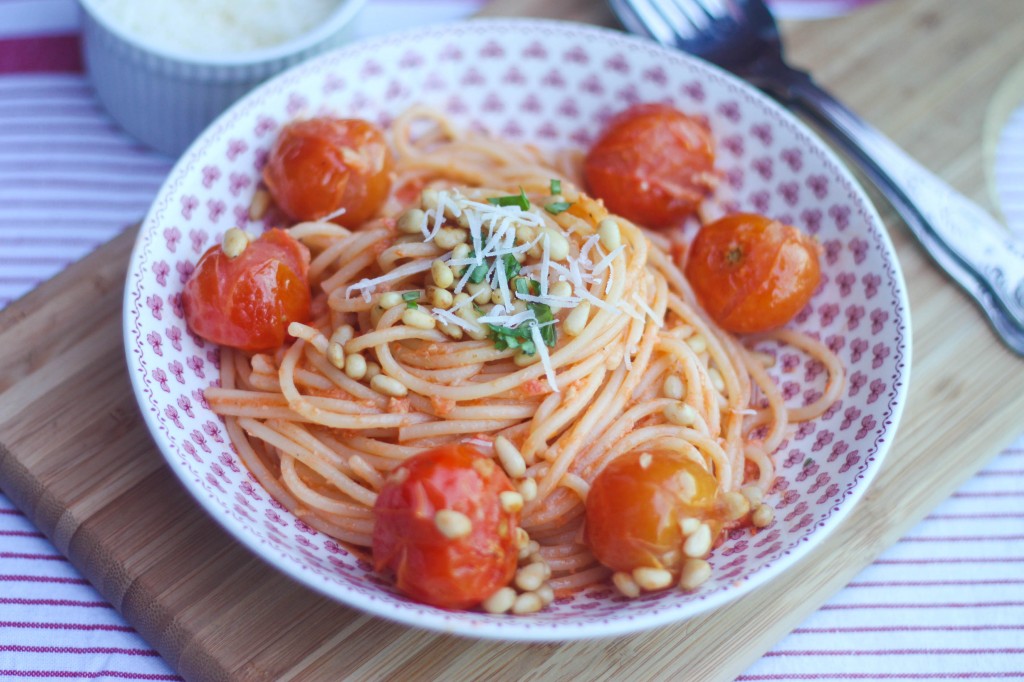 Pasta with pesto and tomatoes